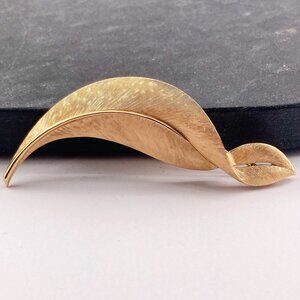 TRIFARI Vintage brushed gold tone metal curved leaf brooch ~ 1950s 1960s pin